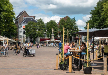 Blijvend grotere terrassen op de Brink en markt houdt ‘lintopstelling’