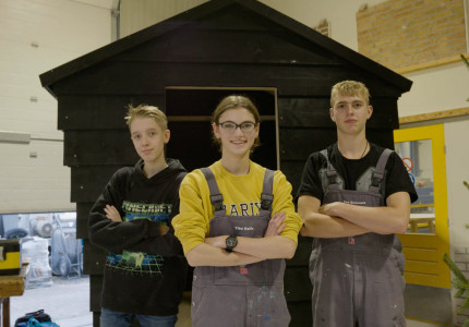 Jong bouwtalent van VMBO- en praktijkscholen bouwt de mooiste boomhut bij Bouwmensen Apeldoorn