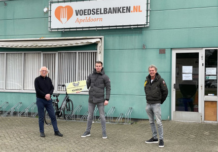 Eerste cheque van Chow voor Voedselbank