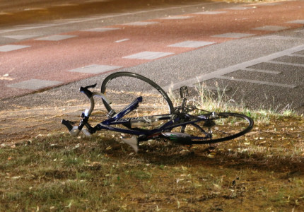 Fietsster lichtgewond na botsing in Apeldoorn