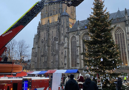 Wensboom weer op Grote Kerkhof