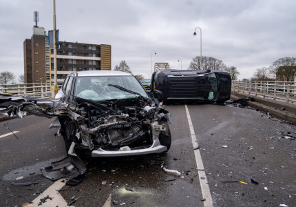 Frontale aanrijding op Wilhelminabrug Deventer: vrouw bekneld, auto gekanteld, weg dicht en grote verkeershinder