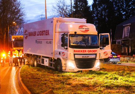 Vrachtwagen raakt van de weg in Beekbergen