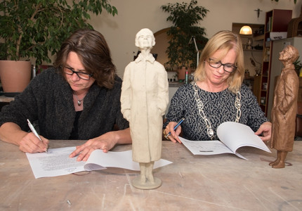Ida Gerhardt in brons vereeuwigd op Zutphense IJsselkade