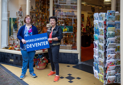 Prachtige cheque van Wereldwinkel Deventer voor Bulungi