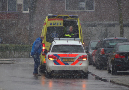 Vrouw onderuit door gladheid