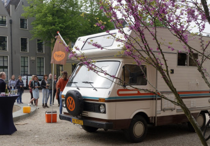 Zonnige lancering Camper Deef: het buurthuis op wielen