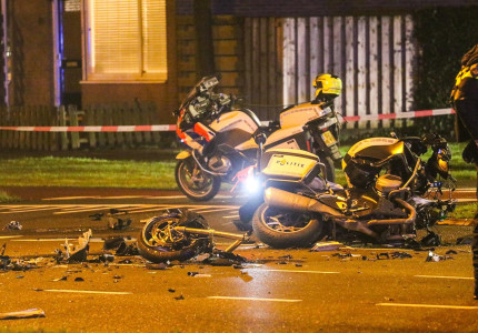 Motoragent ernstig gewond na aanrijding; traumahelikopter brengt hem naar ziekenhuis