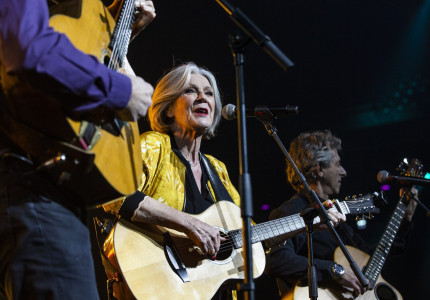 De troubadour schalt door kapel
