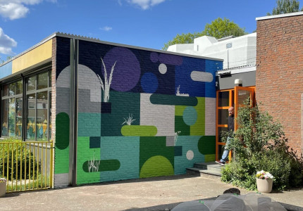 Studio Vlegel brengt kleur en verbeelding naar basisschool ‘t Schrijvertje met muurschildering
