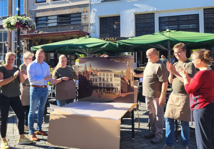 Torenstad verrast jubilerend Volkshuis met schilderij