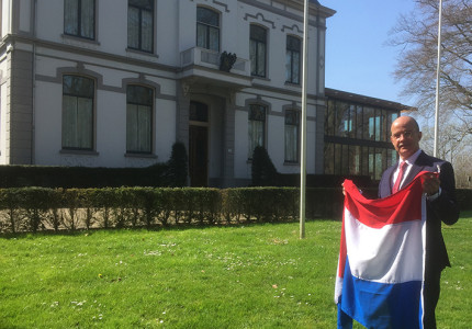 Burgemeester hangt de vlag uit