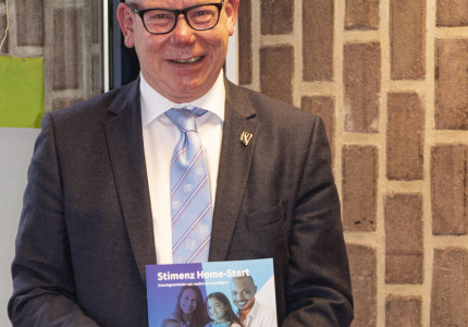 Wethouder Detlev Cziesso neemt eerste exemplaar ‘Stimenz Home-Start’ in ontvangst