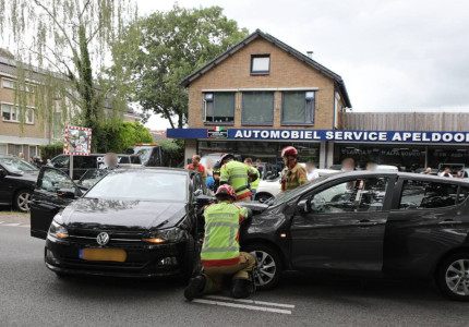 Aanrijding tussen twee auto’s op Arnhemseweg: beide voertuigen afgesleept
