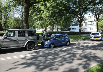 Kop-staartbotsing op Marchantstraat in Apeldoorn: rijstrook tijdelijk afgesloten