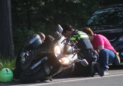 Motorrijder gewond na aanrijding op de Europaweg in Apeldoorn