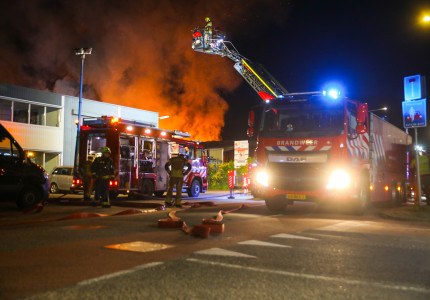Zeer grote brand in Zutphen legt bedrijfspand in de as