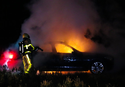 BMW gaat volledig in vlammen op in Beekbergen