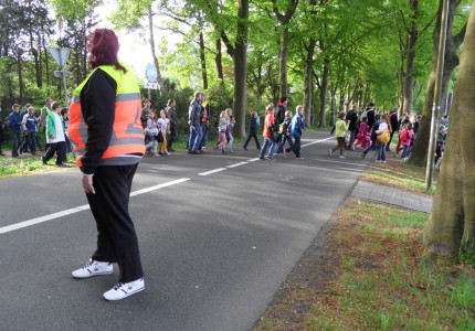 Handje toesteken bij avondvierdaagse
