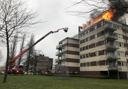 Tientallen flatbewoners geëvacueerd na grote brand