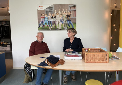 ‘Ik pak geregeld de krant erbij om de taal te oefenen’