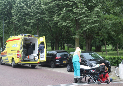 Vrouw botst met scootmobiel tegen paaltje