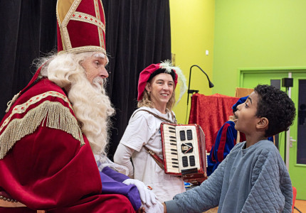 Sinterklaas brengt vreugde naar kinderen in AZC’s