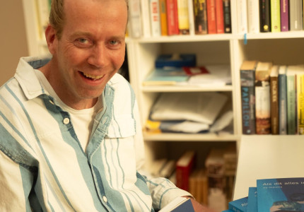 Van kroeg tot rolstoel: Jip Dijkstra schrijft boek over leven met MS