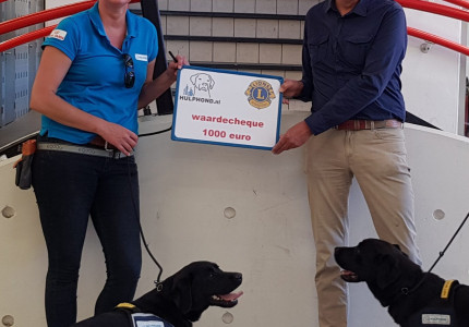 Lionsclub Zutphen schenkt 1000 euro aan de Hulphond