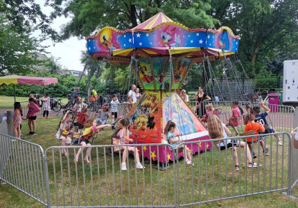 Kids zwaaien en zwieren op het Raadshuisplein