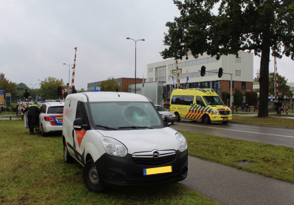 Fietser gewond bij aanrijding met bestelauto op de Marchantstraat in Apeldoorn