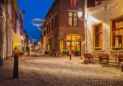 De Walstraat vol in bedrijf