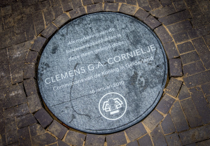 Commissaris van de Koning legt steen bij nieuwbouw Hoge Veluwe