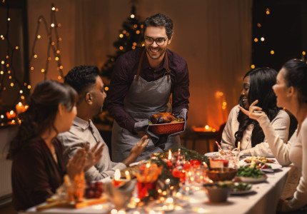 Een plek aan tafel voor vluchtelingen op kerstavond