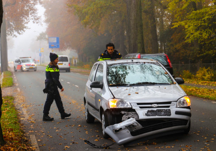Veel blikschade bij aanrijding op de Deventerstraat in Apeldoorn