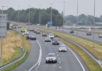 Auto botst achter op vrachtwagen op A50 bij Apeldoorn