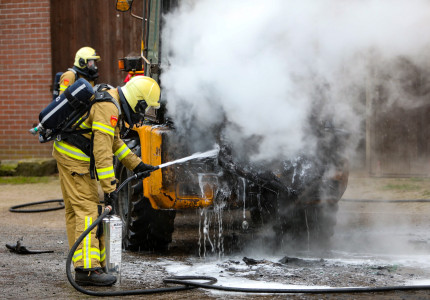 Shovel brand volledig uit op boerenerf in Klarenbeek