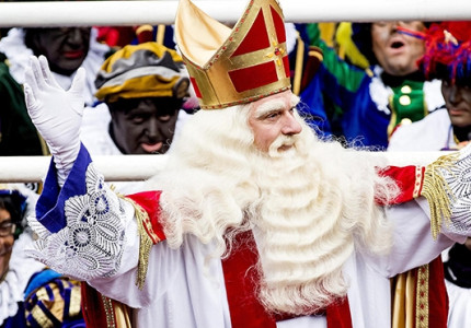 Sinterklaas zet voet aan wal