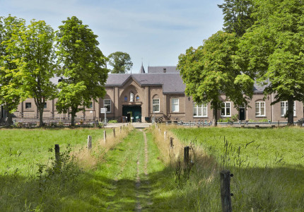 Kloosterbraderie en oliebollen op Nieuw Sion