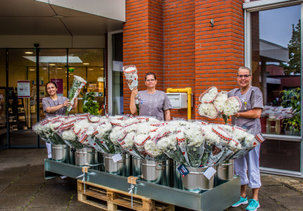 Bloemen voor bewoners en medewerkers verpleeghuis Casa Bonita