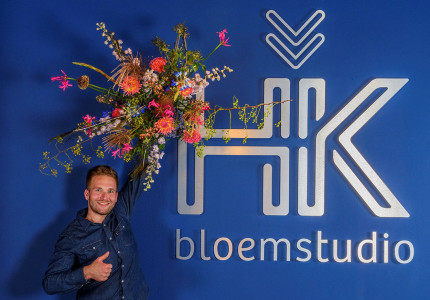 Fleurige bloemstudio in een hip jasje