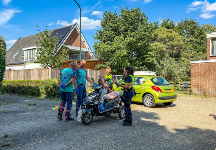 Vrouw op scootmobiel onder invloed botst tegen geparkeerde auto in Apeldoorn