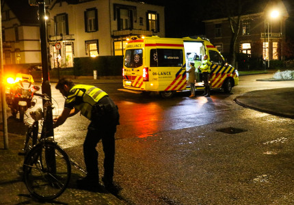 Fietser bewusteloos na botsing met auto in Apeldoorn