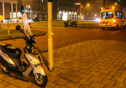 Automobilist laat gewonde scooterrijdster achter na botsing; Politie zoekt bestuurder