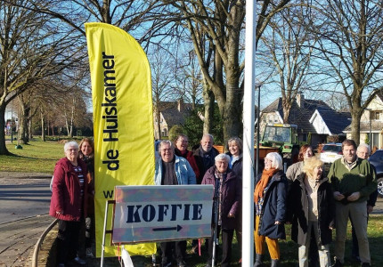 Creatieve Anja maakt vlag voor De Huiskamer van Lieren