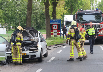 Auto vliegt al rijdend in brand
