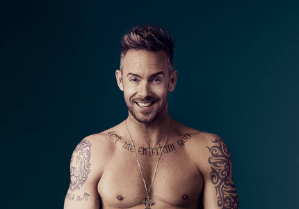 Charly kruipt in (naakte) huid Robbie Williams
