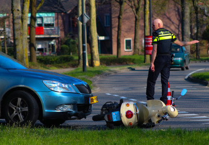 Jongen gewond na aanrijding met auto