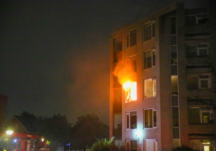 Grote brand in appartementencomplex aan Wagenstraat in Apeldoorn, bewoners met hoogwerker gered