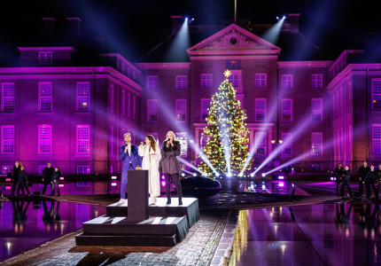 Nationale kerstboom bij Paleis Het Loo feestelijk ontstoken